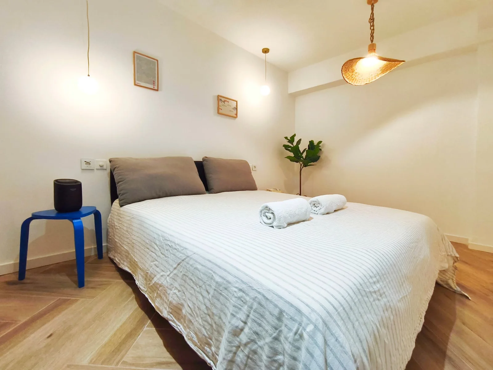 Lo Peix: dormitorio principal con cama doble y mesilla azul