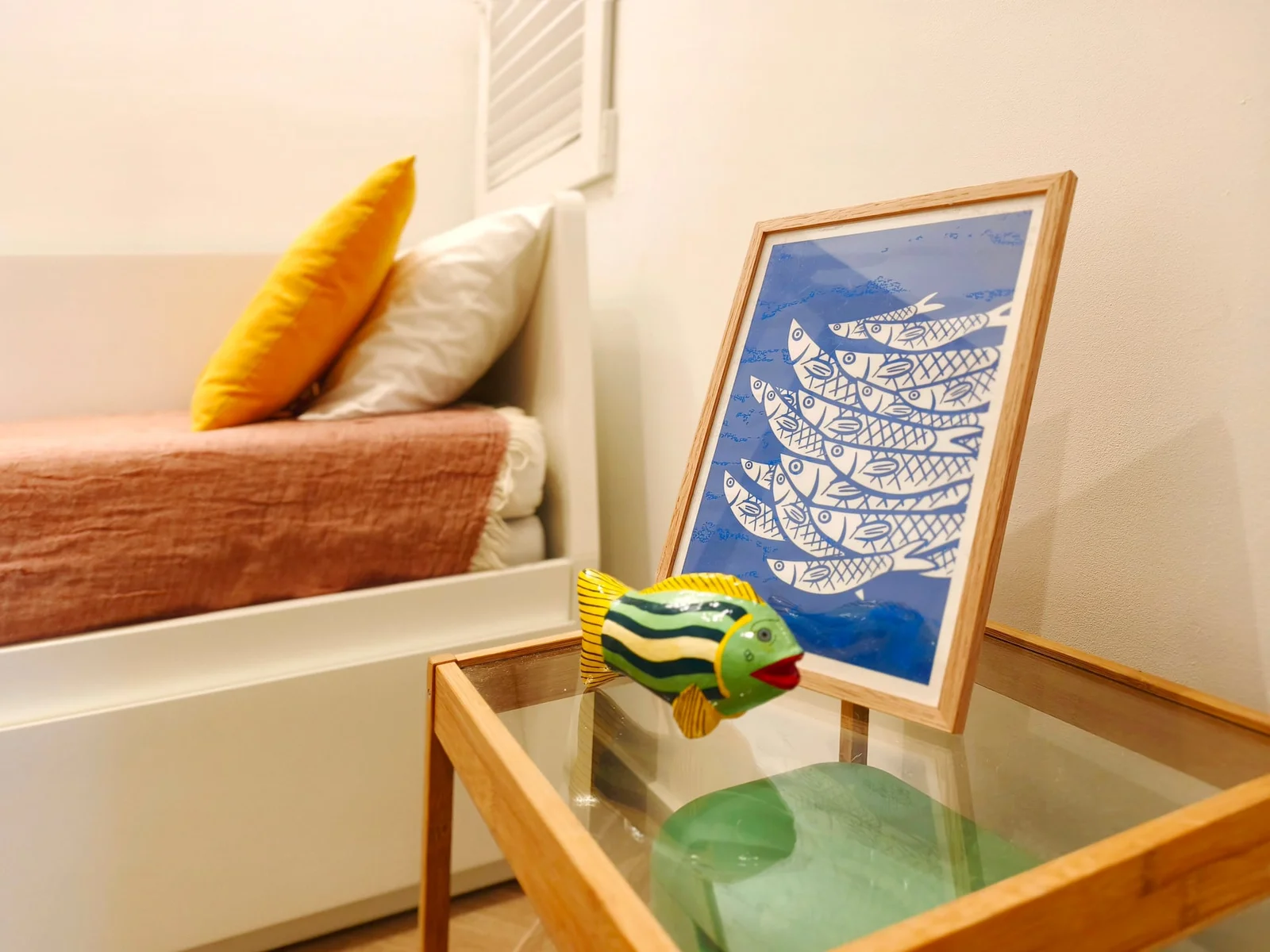 Lo Peix: segundo dormitorio: cama, textiles y detalles de color
