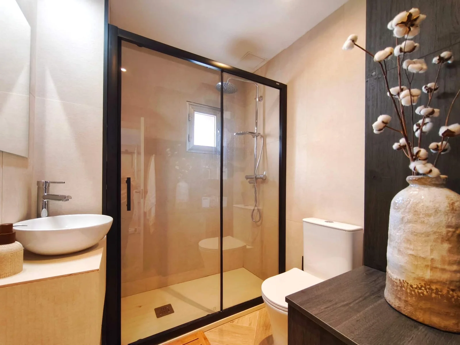 Lo Peix: baño: ducha acristalada y lavabo sobre mueble de madera