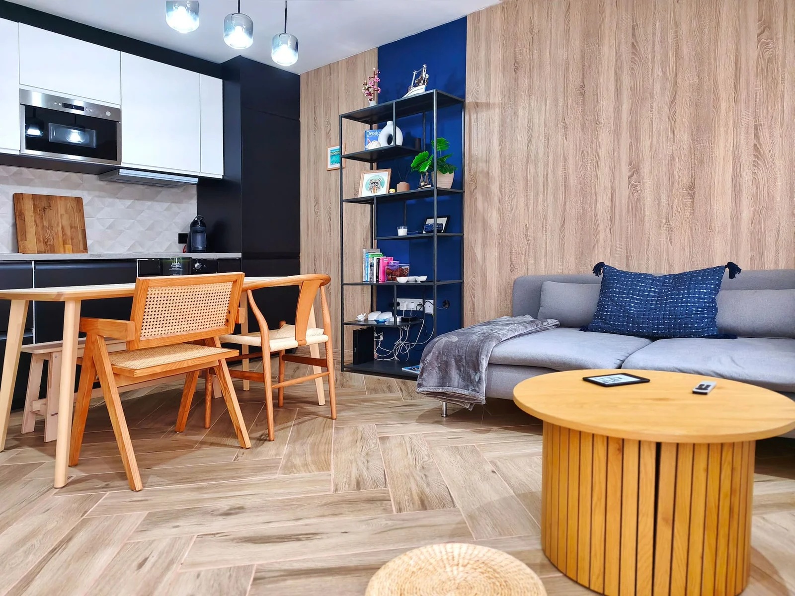 Lo Peix: salón y comedor junto al revestimiento de madera