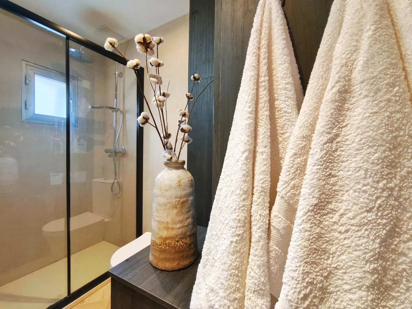 Lo Peix: baño: textiles, espejo y ducha