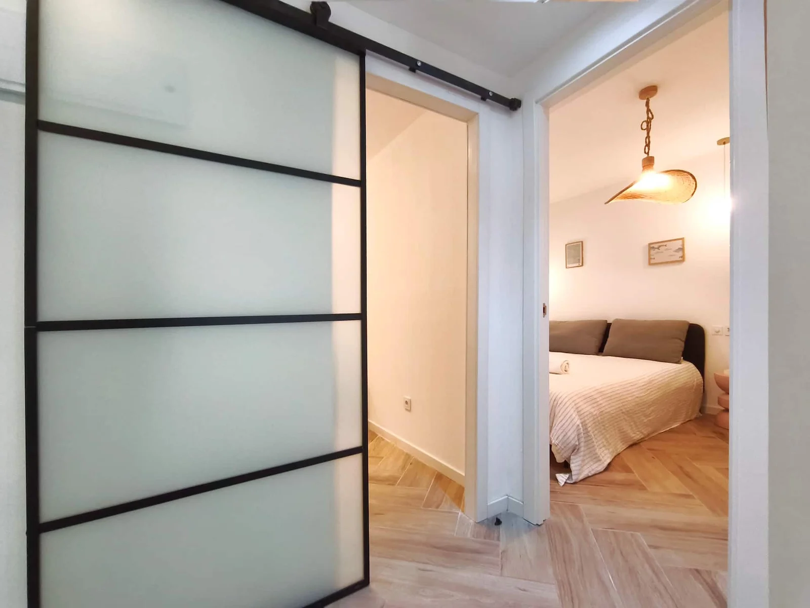 Lo Peix: puerta corredera y acceso al dormitorio principal