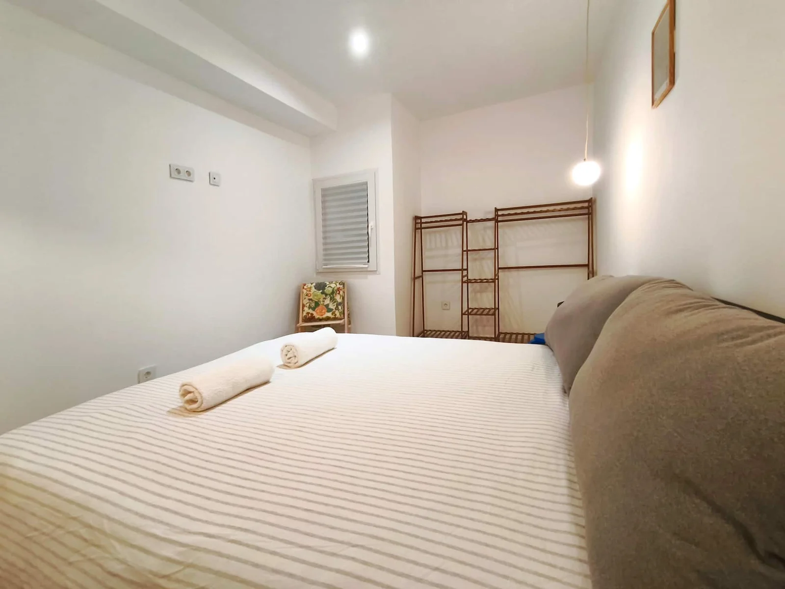 Lo Peix: cama doble, iluminación y perchero
