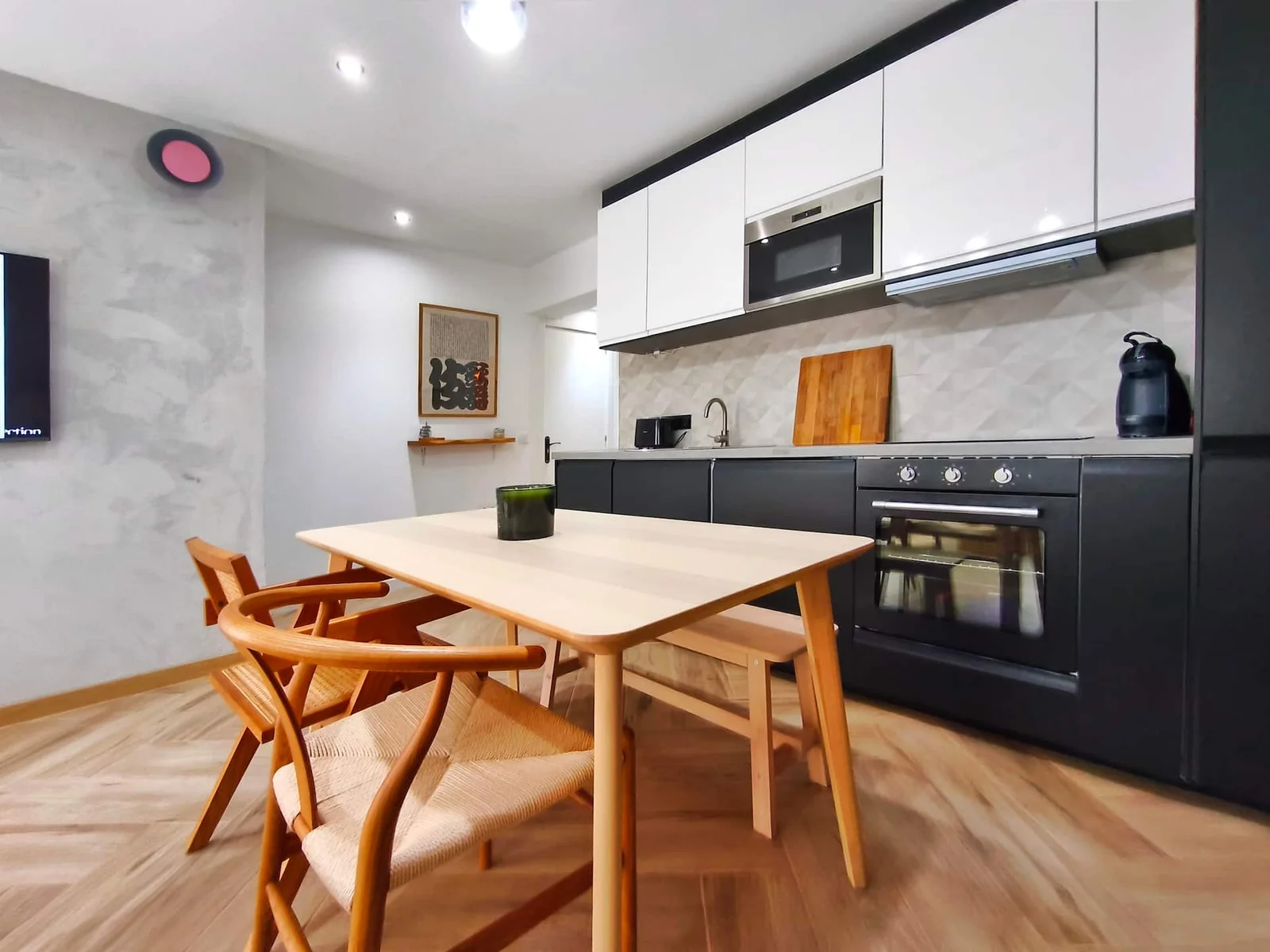 Lo Peix: mesa de comedor frente a la cocina