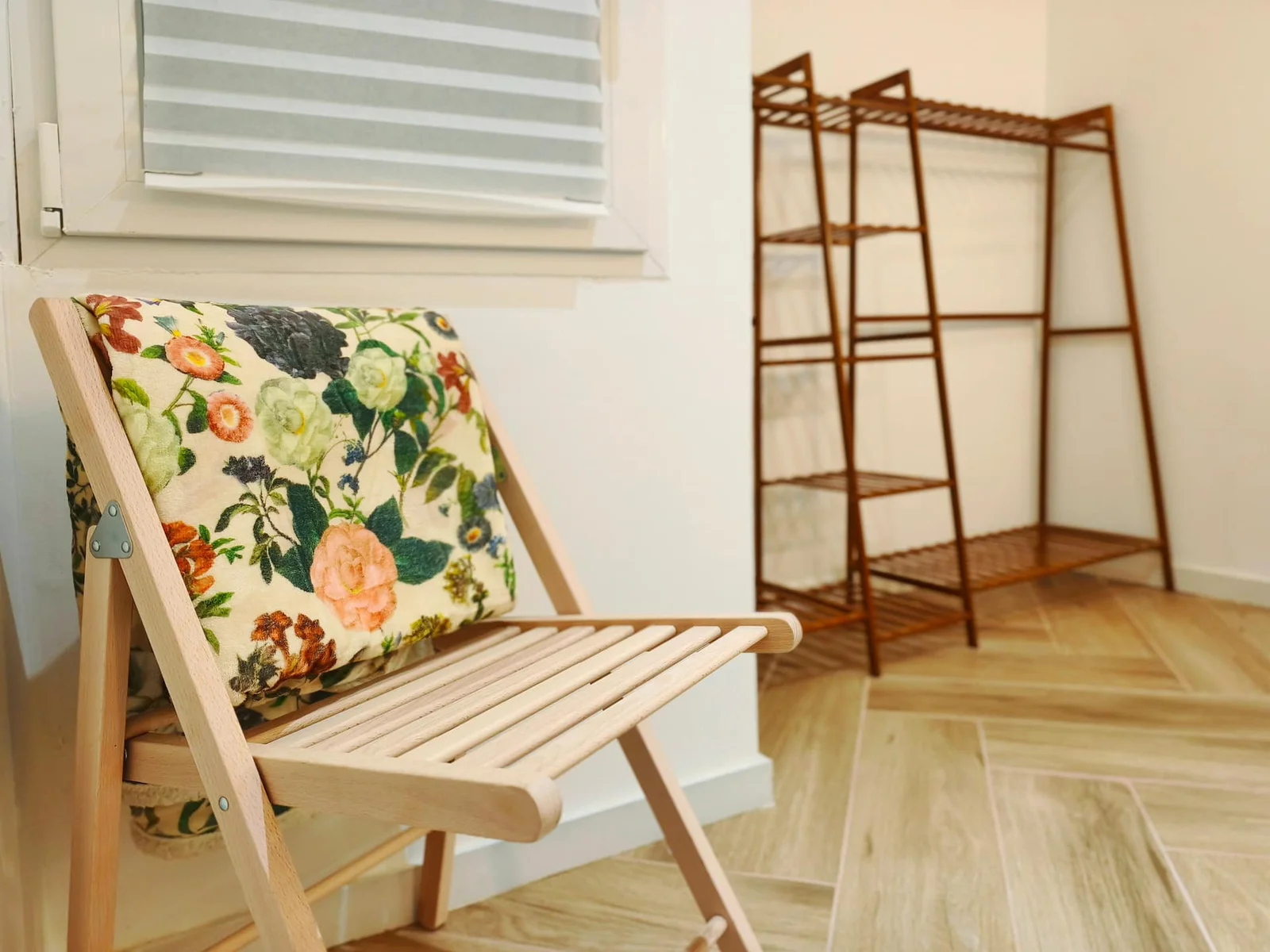 Lo Peix: silla de madera, cojín estampado y perchero