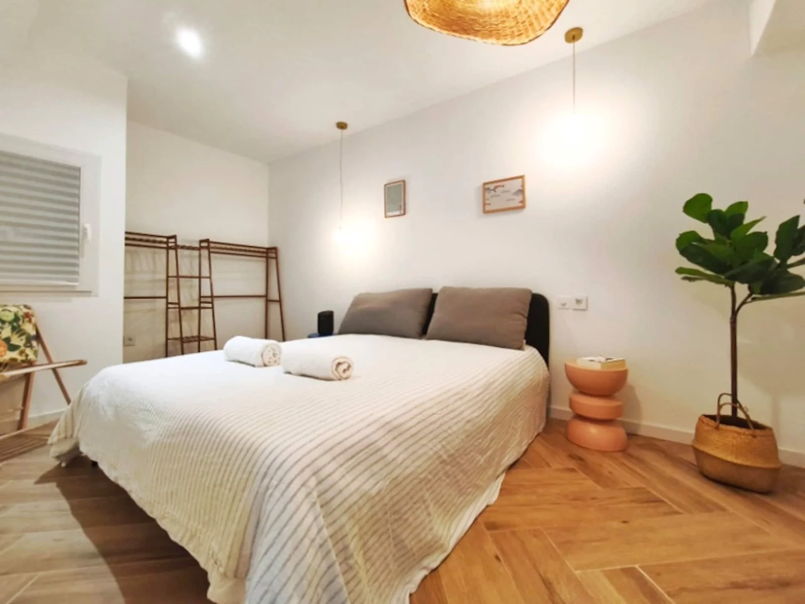 Lo Peix: dormitorio principal: cama, lámpara y vegetación
