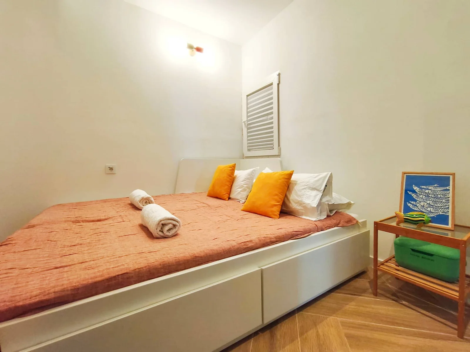 Lo Peix: segundo dormitorio con textiles terracota y amarillos