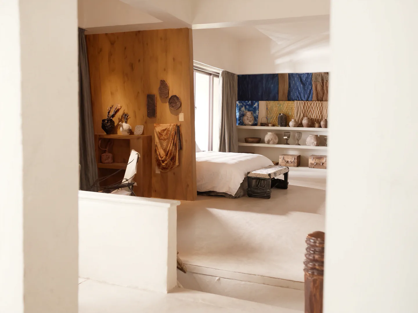 Habitación de hospitality con una identidad material propia