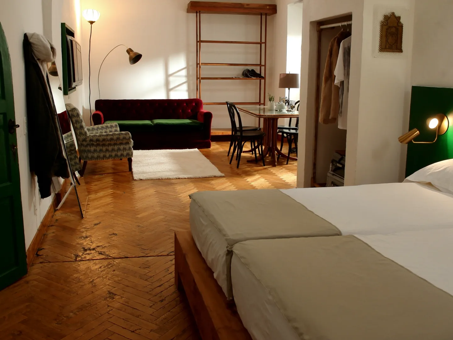 Estancia de hospitality con zonas de descanso, trabajo y llegada visibles en un único espacio