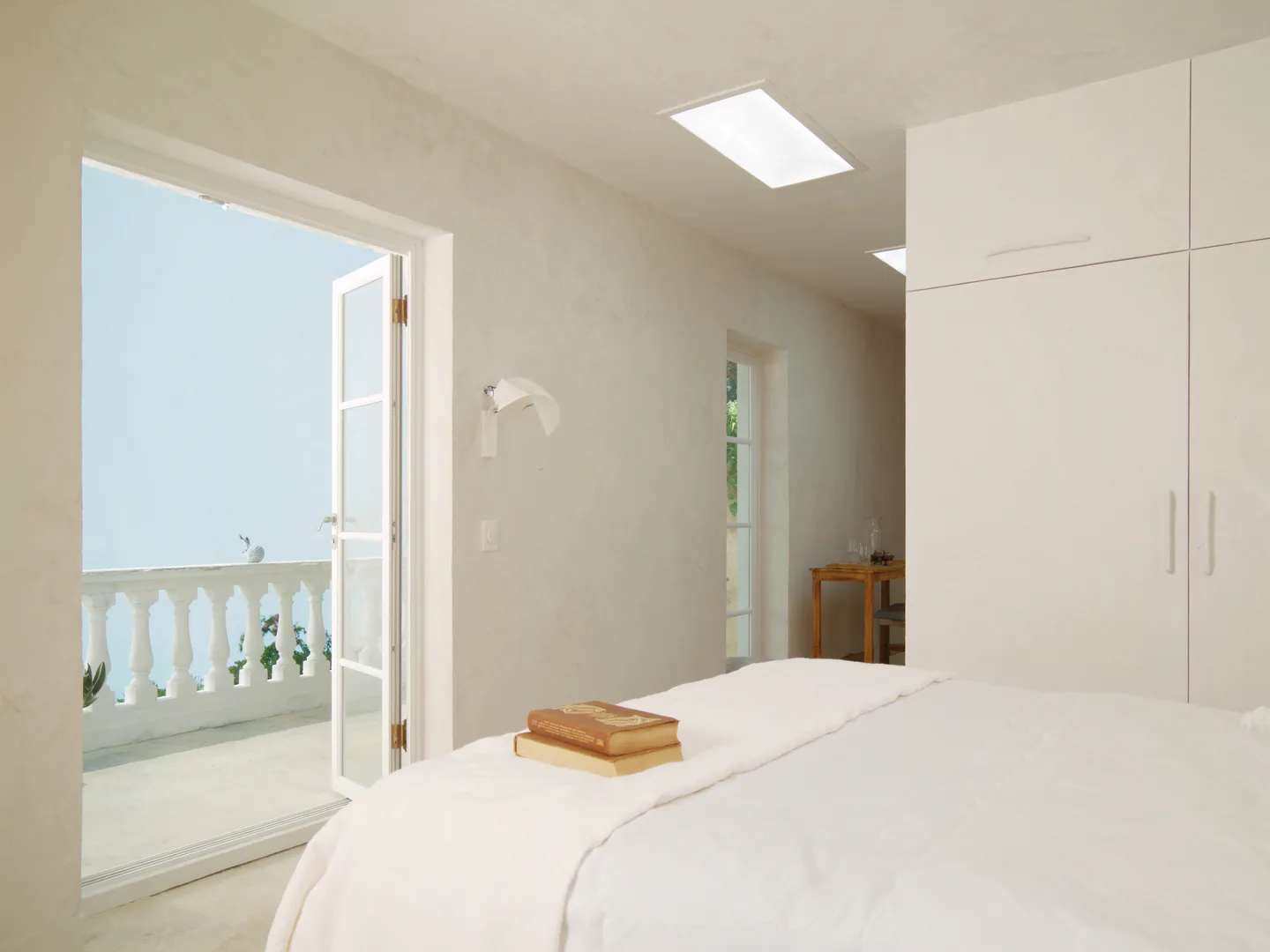 Habitación luminosa con salida a una terraza junto al mar